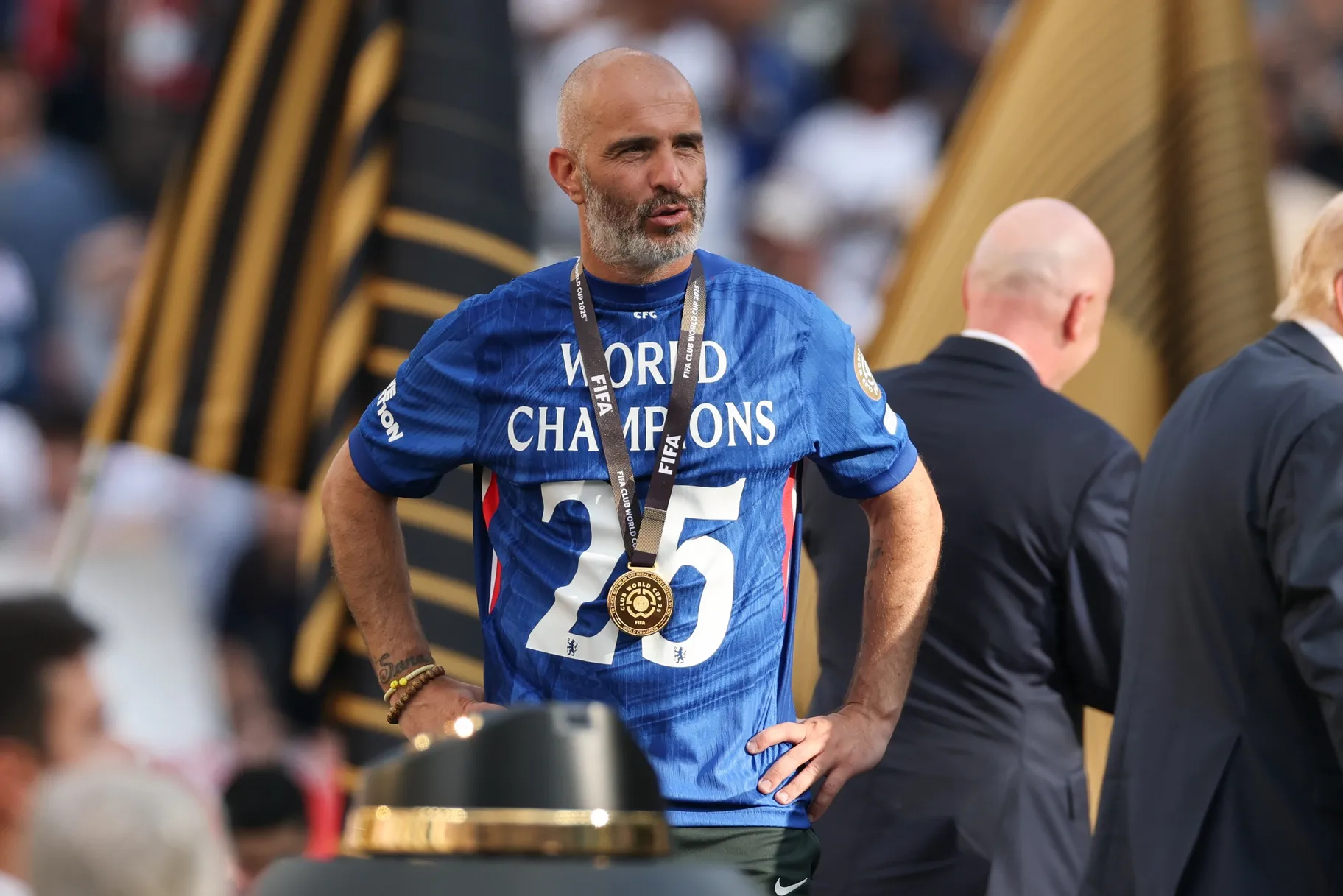 ދުނިޔޭގެ ތަށި ޗެލްސީ އަށް ހޯދައިދިން ކޯޗު މަގާމް ދޫކޮށްލާފައި ހިނގައްޖެ