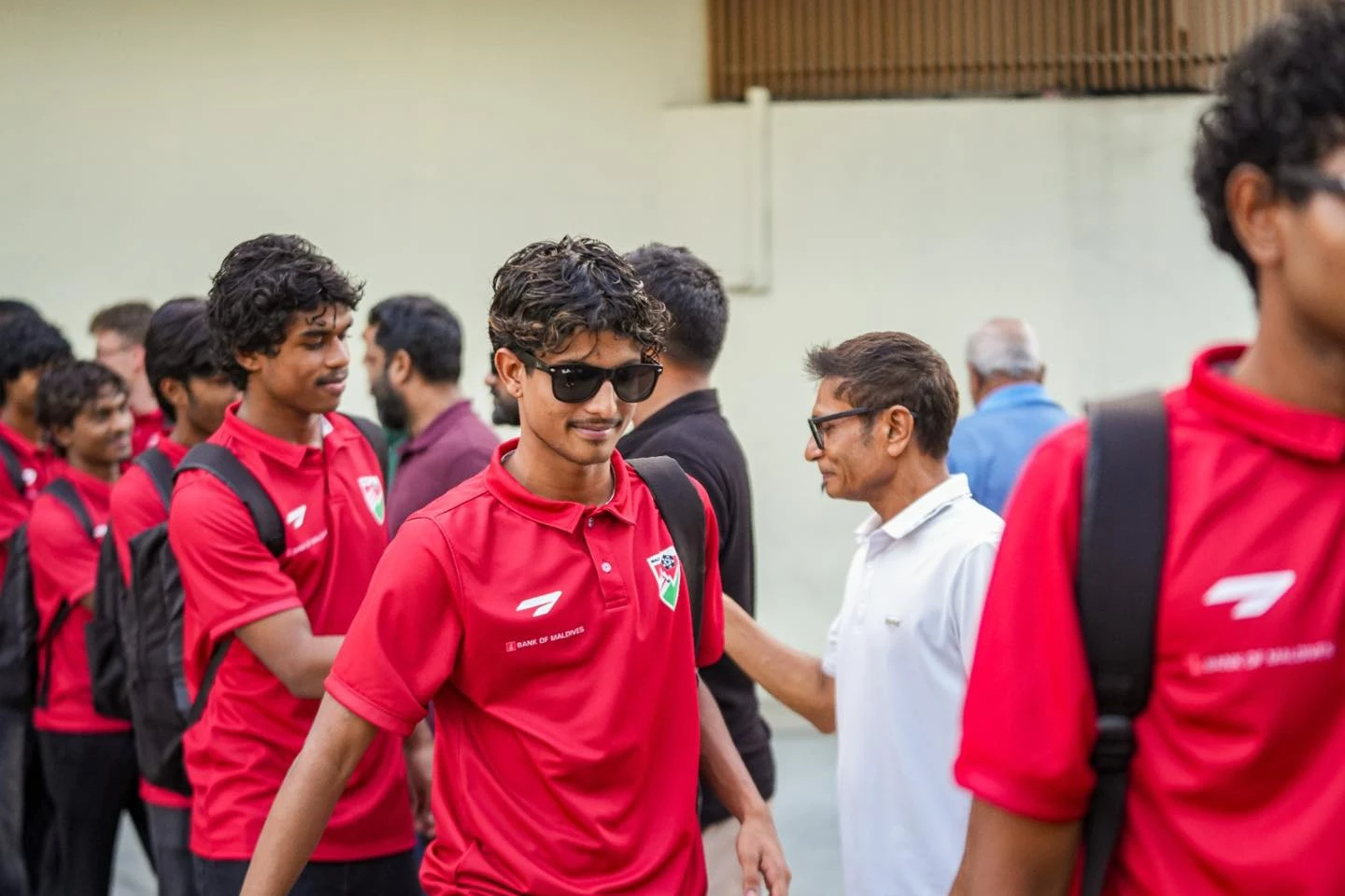 ރާއްޖޭގެ 20 އަހަރުން ދަށުގެ ގައުމީ ފުޓްބޯޅަ ޓީމު ތަމްރީނު ކޭމްޕަކަށް ސިންގަޕޫރަށް ފުރުން. ސިންގަޕޫރުގެ 19 އަހަރުން ދަށުގެ ޓީމާއެކު އެކުވެރިކަމުގެ ދެ މެޗު ކުޅޭނެ. ފޮޓޯ: އެފްއޭއެމް