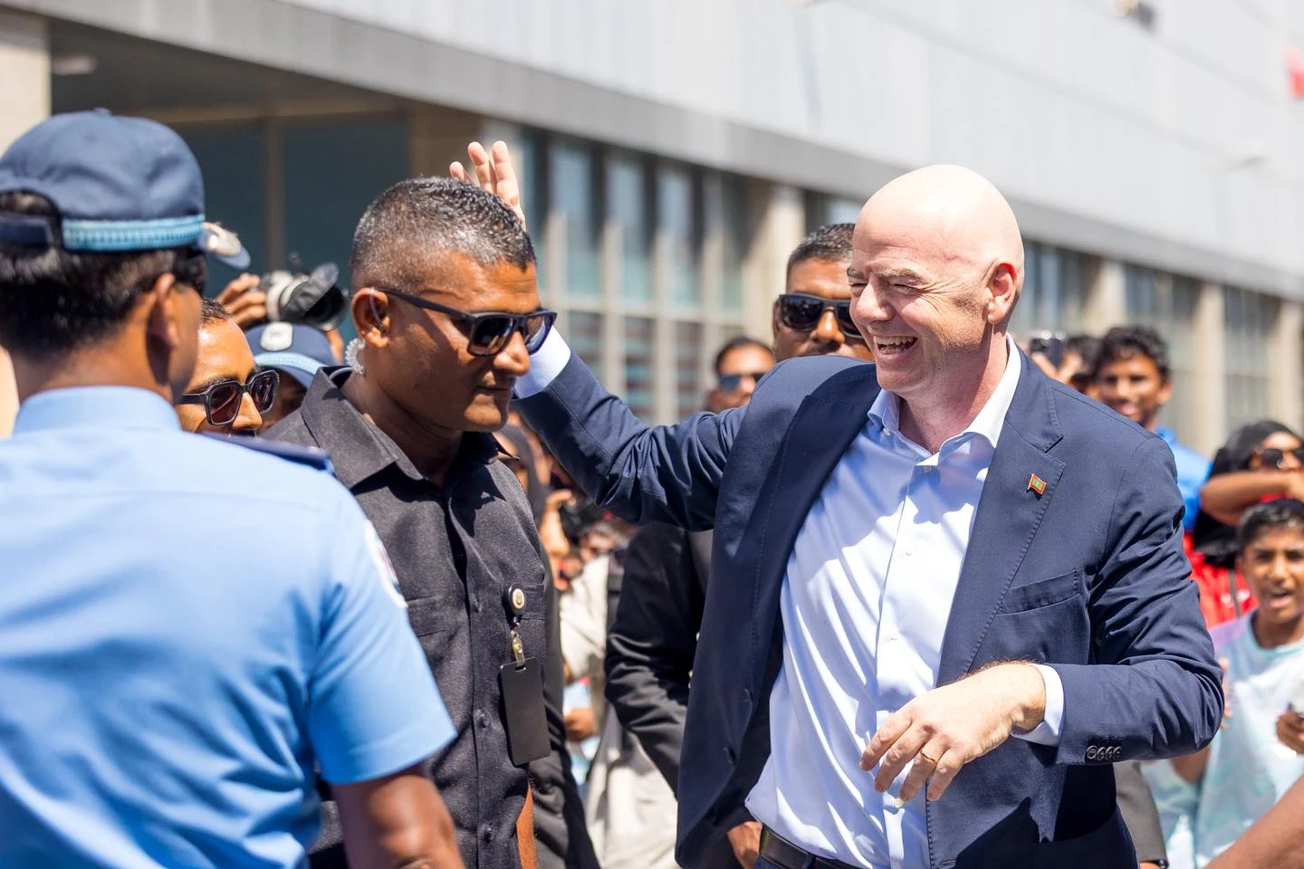 އިންފަންޓީނޯ ރާއްޖެ ވަޑައިގަތުމުން އެއާޕޯޓުން ހޫނު މަރުހަބާއެއް ކިޔަނީ. މިއީ 19 އަހަރު ތެރޭ ފީފާގެ ރައީސަކު ރާއްޖެ ވަޑައިގެންނެވި ފުރަތަމަ ފަހަރު. ފޮޓޯ: އެފްއޭއެމް