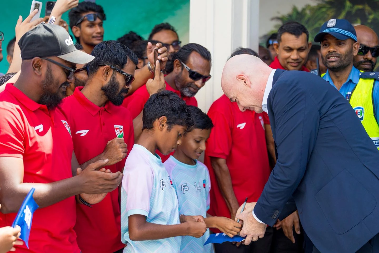 ފީފާގެ ރައީސަށް އެއާޕޯޓުން މަރުހަބާ ކިޔުން. ފޮޓޯ: އެފްއޭއެމް