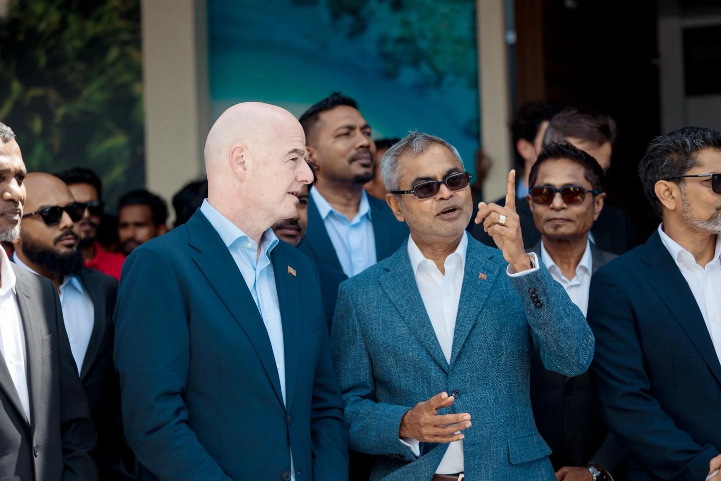 އިންފަންޓީނޯ، ރާއްޖޭގެ ފަތުރުވެރިކަމާ ބެހޭ ވަޒީރު އިބްރާހީމް ތޯރިގާ އެކު. އިންފަންޓީނޯ ރާއްޖެ އަށް ވަޑައިގެންނެވީ އެއް ދުވަހުގެ ދަތުރުފުޅެއްގައި. ފޮޓޯ: އެފްއޭއެމް