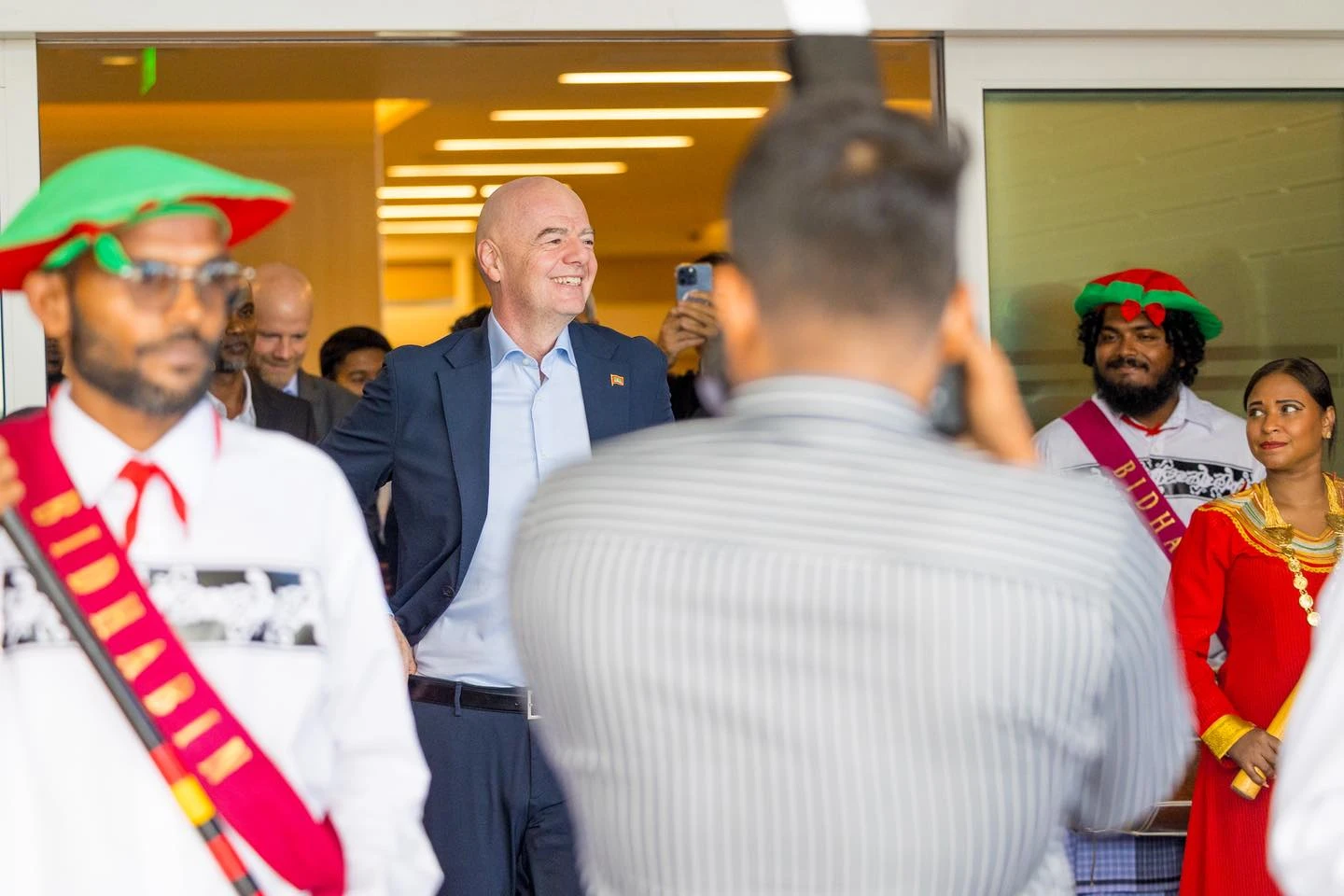 އިންފަންޓީނޯ ރާއްޖެ ވަޑައިގެންނެވުން. އެއް ދުވަހުގެ ދަތުރުފުޅުގައި މުހިއްމު މަސައްކަތްތަކެއް ކުރެއްވި. ފޮޓޯ: އެފްއޭއެމް