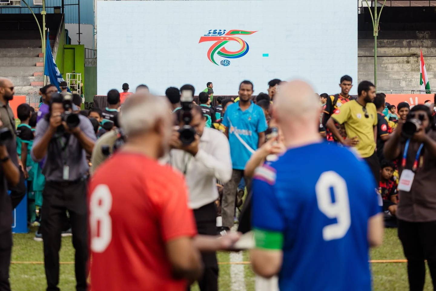 ރާއްޖޭގެ ފުޓްބޯޅަ އަށް 75 އަހަރު ފުރުމުގެ މުނާސަބަތުގައި، ލޯގޯ ތައާރަފްކޮށްދެއްވަނީ. ފޮޓޯ: އެފްއޭއެމް