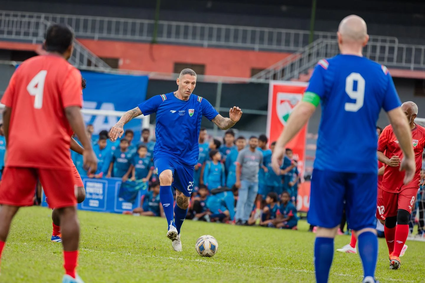 އިންފަންޓީނޯ ރާއްޖެ ވަޑައިގަތުމުން ބޭއްވި ފުޓްބޯޅަ ފެސްޓިވަލްގައި ކުޅުނު އެކުވެރިކަމުގެ މެޗުގެ ތެރެއިން. ފޮޓޯ: އެފްއޭއެމް