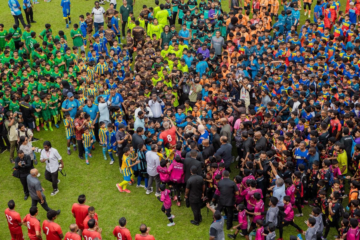 ހަވީރު ގަލޮޅު ދަނޑުގައި ބޭއްވި ފުޓްބޯޅަ ފެސްޓިވަލްގެ ބައިވެރިން. މި ފެސްޓިވަލްގައި 700 އެއްހާ ކުޑަކުދިން ބައިވެރިވި. ފޮޓޯ: އެފްއޭއެމް