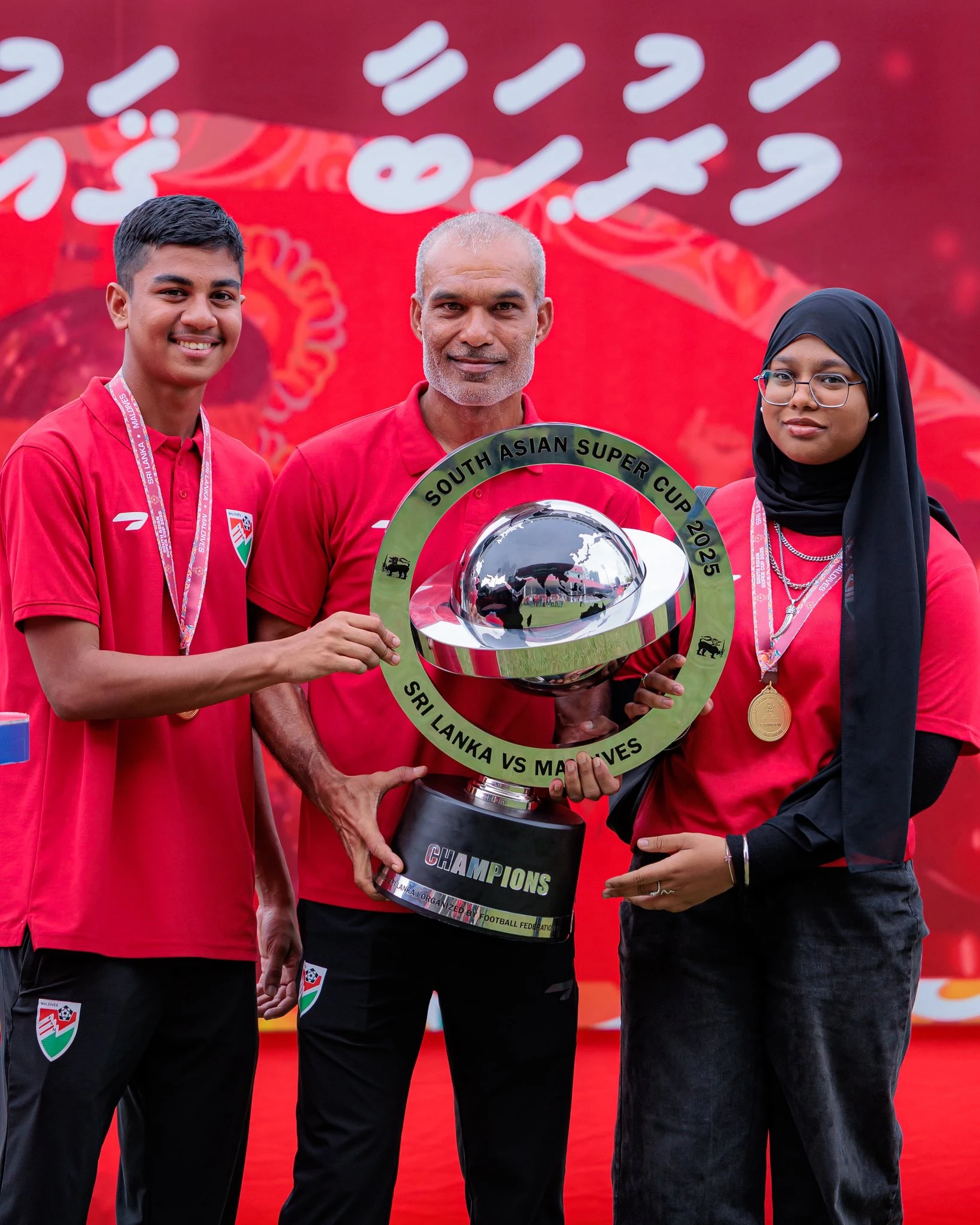 ސައުތު އޭޝިއަން ސުޕަ ކަޕް ކާމިޔާބުކުރި ދިވެހި ޓީމަށް މަރުހަބާ ކިޔުން. ދެ ލެގުގެ އެގްރިގޭޓުން ރާއްޖެ އަށް ކުރި ލިބުނީ 4-1 އިން. ފޮޓޯ: އެފްއޭއެމް