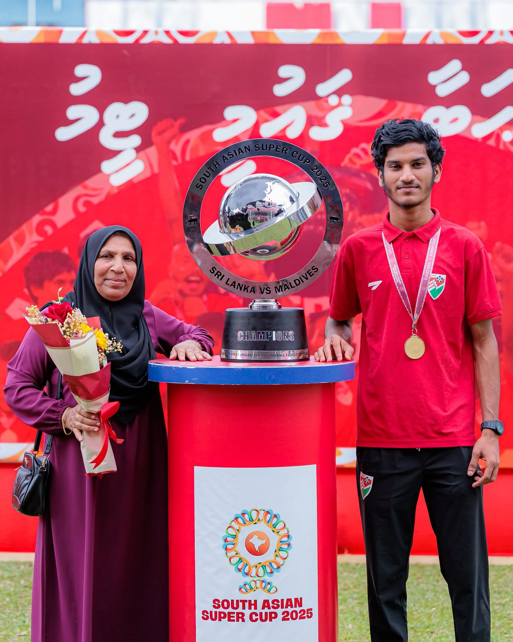 ރާއްޖޭގެ ގައުމީ ޓީމަށް މަރުހަބާ ކިޔުން. މިއީ ސީނިއާ ޓީމުން ފުޓްބޯޅައިގައި ހޯދި ތިން ވަނަ ރަން މެޑަލް. މީގެކުރިން 23 އަހަރުން ދަށުގެ ޓީމުން ވަނީ 2012 ވަނަ އަހަރު، މަހިންދުރަ ރާޖަޕަކްސަ މުބާރާތް ކާމިޔާބުކޮށްފަ. އެ މުބާރާތް ވެސް އޮތީ ލަންކާގައި. ފޮޓޯ: އެފްއޭއެމް