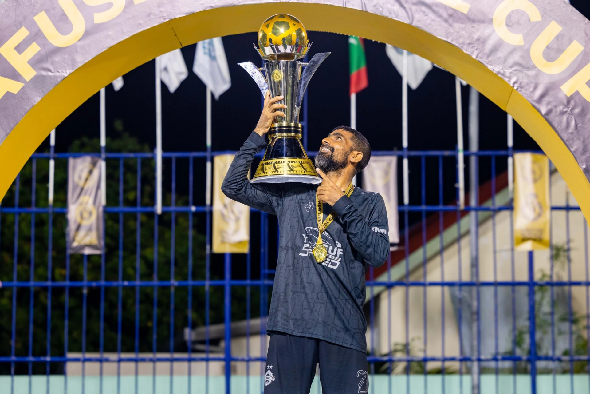 ސައްޓު ޓްރޮފީއާ އެކު. ފުޓްސަލް އާއި ފުޓްބޯޅައިގައި ކާމިޔާބު މި ކުޅުންތެރިޔާ މިއަހަރުގެ މުބާރާތުގައި މޮޅު ކުޅުމެއް ދެއްކި. ފޮޓޯ: އޭދަފުށި ކައުންސިލް