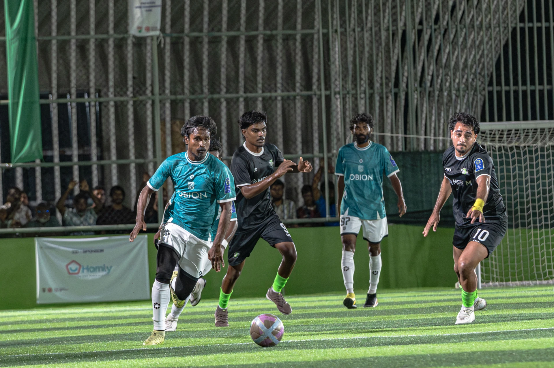 ނައިވާދޫ ފުޓްސަލް ދަނޑުގައި ކުޅުނު ނޯތު ޒޯން އެކެއްގެ ފައިނަލް މެޗުގެ ތެރެއިން. ފޮޓޯ: ކްލަބް މޯލްޑިވްސް